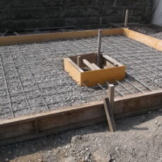 大事な基礎になります　鉄筋を15ｃｍピッチで頑丈な基礎にします　後日生コン打設をします。基礎コンクリートの厚みを25ｃｍにします。